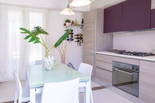 Wonderful Emerald And Gold Apartments With Parking