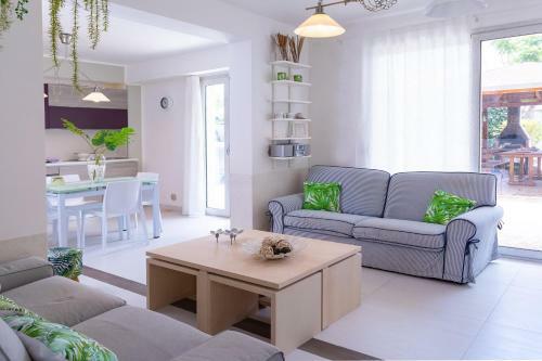 Wonderful Emerald And Gold Apartments With Parking