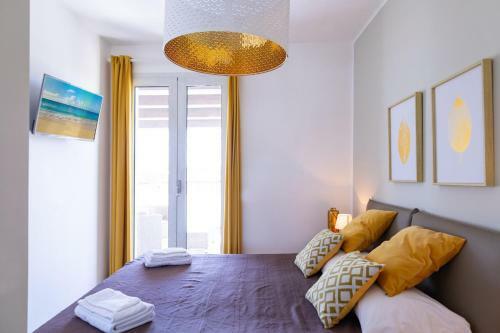 Wonderful Emerald And Gold Apartments With Parking