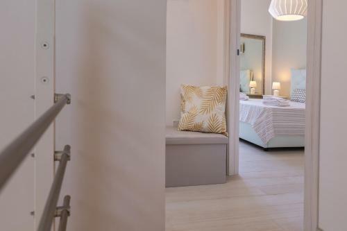 Wonderful Emerald And Gold Apartments With Parking
