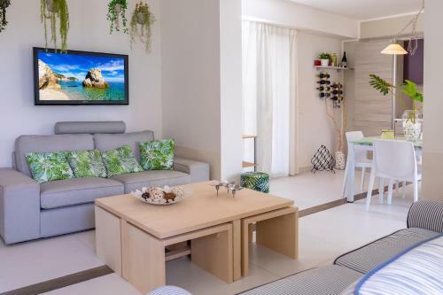 Wonderful Emerald And Gold Apartments With Parking