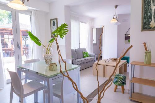 Wonderful Emerald And Gold Apartments With Parking