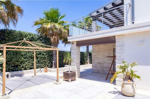 Wonderful Emerald And Gold Apartments With Parking