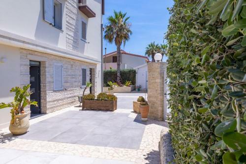 Wonderful Emerald And Gold Apartments With Parking
