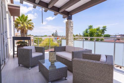 Wonderful Emerald And Gold Apartments With Parking
