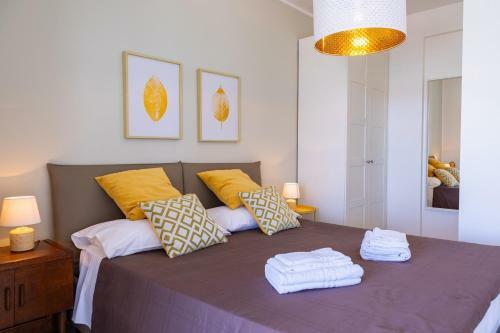 Wonderful Emerald And Gold Apartments With Parking