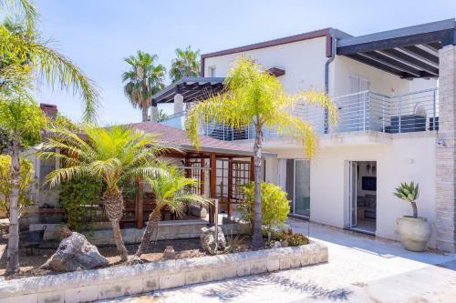 Wonderful Emerald And Gold Apartments With Parking