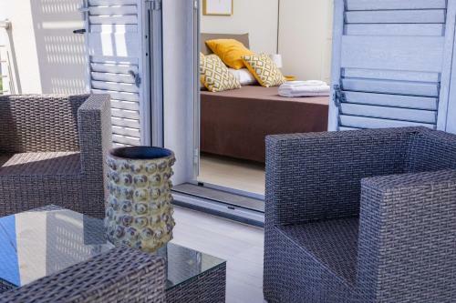 Wonderful Emerald And Gold Apartments With Parking