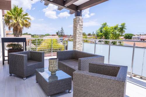 Wonderful Emerald And Gold Apartments With Parking