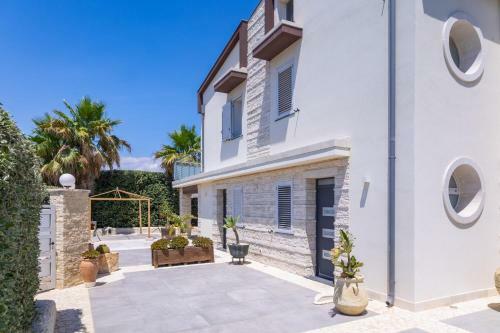 Wonderful Emerald And Gold Apartments With Parking