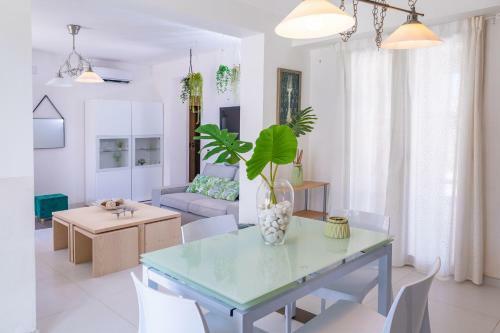 Wonderful Emerald And Gold Apartments With Parking