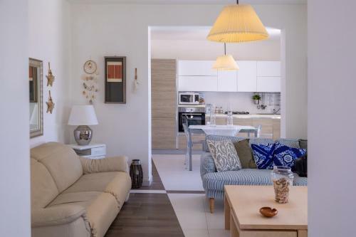 Wonderful Emerald And Gold Apartments With Parking