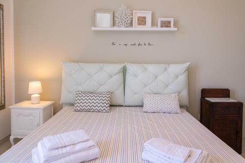 Wonderful Emerald And Gold Apartments With Parking