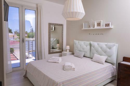 Wonderful Emerald And Gold Apartments With Parking
