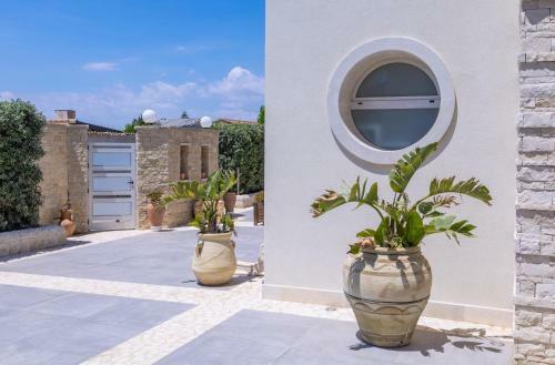Wonderful Emerald And Gold Apartments With Parking