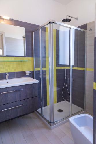 Wonderful Emerald And Gold Apartments With Parking