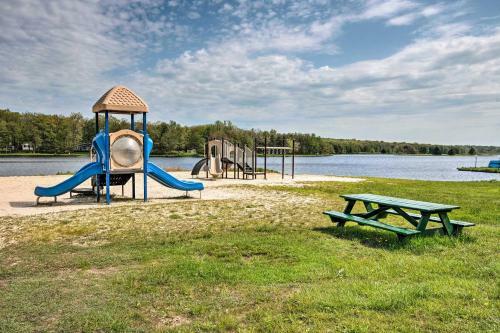 Family-friendly Retreat With Deck, Walk To Lake