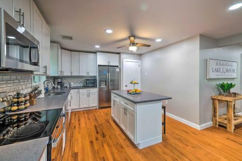 Family-friendly Retreat With Deck, Walk To Lake
