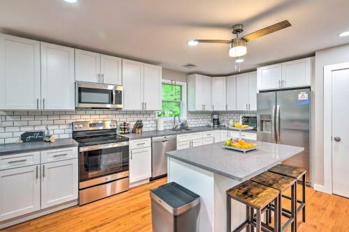 Family-friendly Retreat With Deck, Walk To Lake