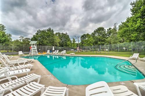 Family-friendly Retreat With Deck, Walk To Lake
