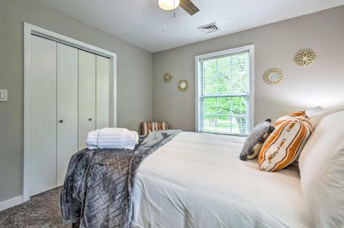 Family-friendly Retreat With Deck, Walk To Lake
