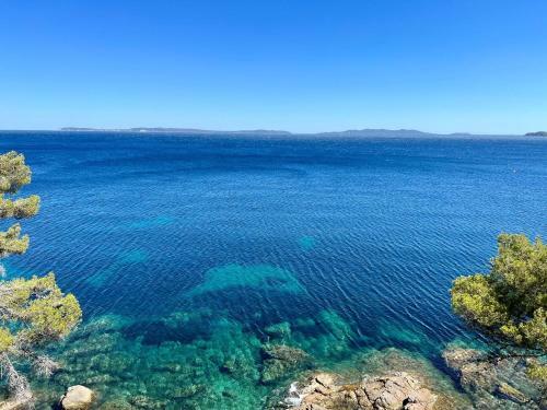 Cozy Gite With Sea View, In Le Lavandou