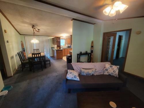 Camp Not Found - 3 Queen Bedrooms By The Lake