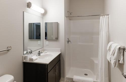 Chic Modern 3br Apartment In Oak Hill By Stay Gia
