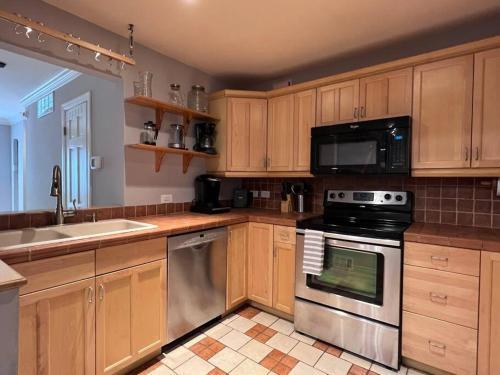 Apartamento Beautiful Townhouse With Patio, Deck & Parking (D)