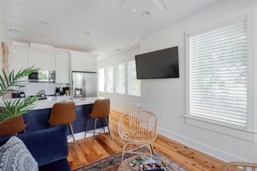 Villa Blanca Gorgeous Downtown Chs Home 3 King Bds