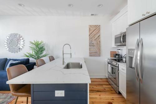 Villa Blanca Gorgeous Downtown Chs Home 3 King Bds