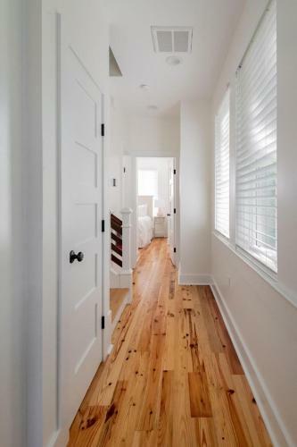 Villa Blanca Gorgeous Downtown Chs Home 3 King Bds