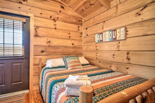 Quaint Cabin With Covered Porch On Douglas Lake
