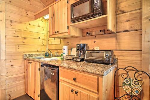 Quaint Cabin With Covered Porch On Douglas Lake