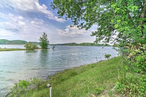 Quaint Cabin With Covered Porch On Douglas Lake