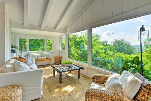 Stylish Cabin With Hot Tub On 6 Private Acres!
