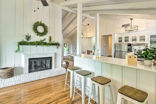 Stylish Cabin With Hot Tub On 6 Private Acres!