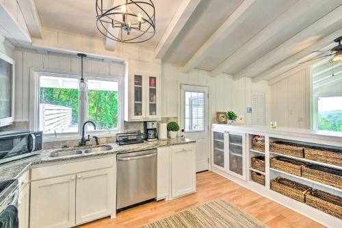 Stylish Cabin With Hot Tub On 6 Private Acres!
