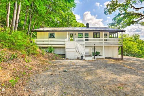 Stylish Cabin With Hot Tub On 6 Private Acres!