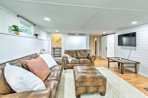 Stylish Cabin With Hot Tub On 6 Private Acres!