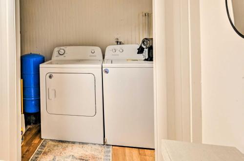 Stylish Cabin With Hot Tub On 6 Private Acres!