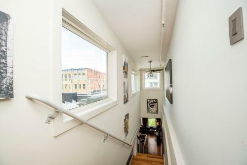 Apartamento Largest Rooftop W Firepit - Vaulted Luxe Penthouse
