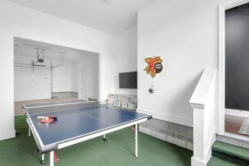 Big New And Modern With Skyline View Mural And Ping Pong