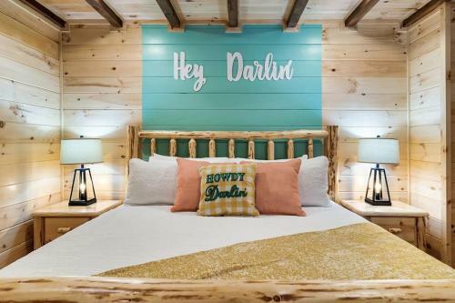 Southern Belle-new Boutique Cabin, Pool, Firepit, Hottub, Views
