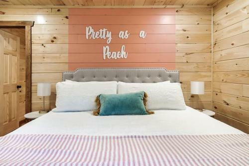 Southern Belle-new Boutique Cabin, Pool, Firepit, Hottub, Views