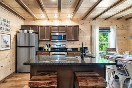 Southern Belle-new Boutique Cabin, Pool, Firepit, Hottub, Views