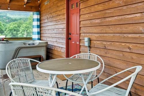 Southern Belle-new Boutique Cabin, Pool, Firepit, Hottub, Views