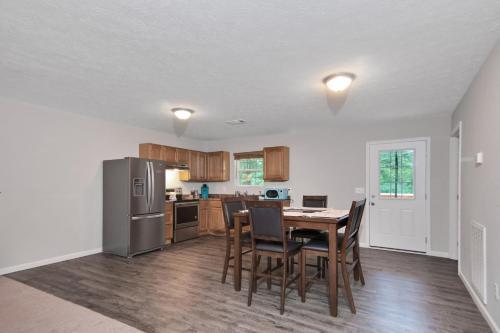 Cheerful 3-bedroom House With Private Parking Home