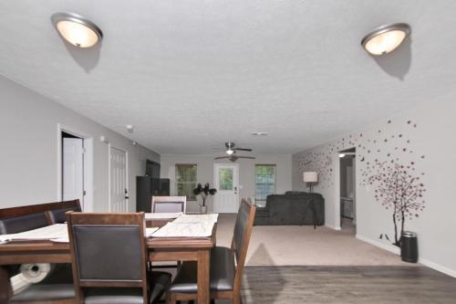 Cheerful 3-bedroom House With Private Parking Home