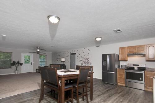 Cheerful 3-bedroom House With Private Parking Home